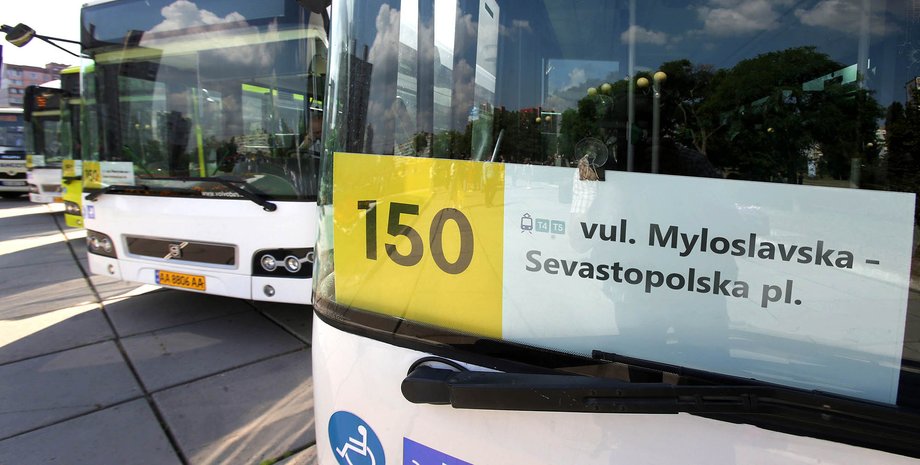 табличка в автобусе, номер автобуса, латиница