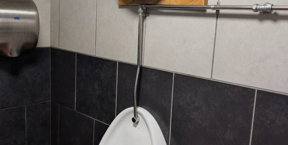 Подушка и поручень над писсуаром в пабе