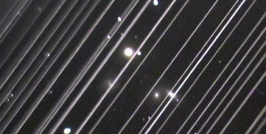 Отдаленная галактическая группа, где диагональные линии – это следы от спутников Starlink.Фото: Victoria Girgis/Lowell Observatory
