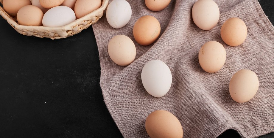 Яйца в корзинке и на столе