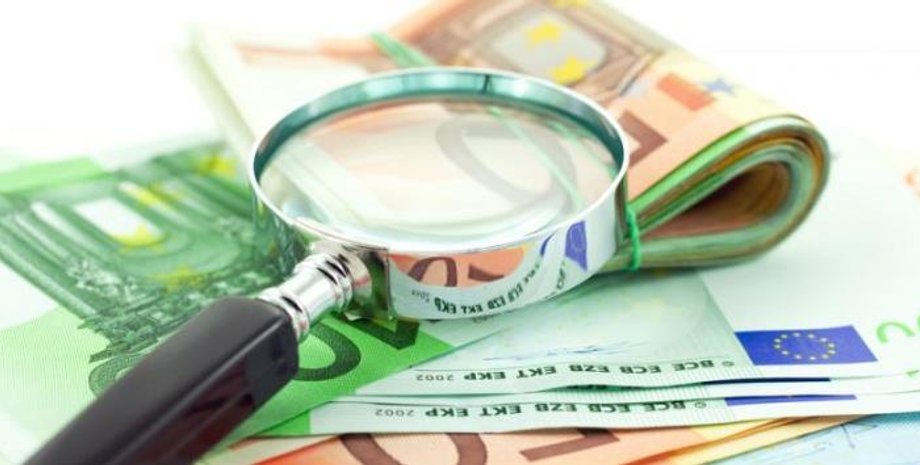 банкноты евро, лупа