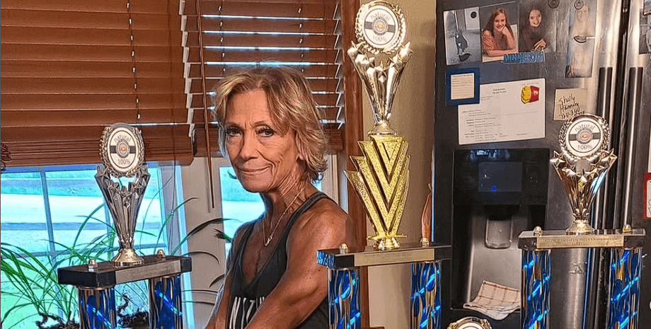 Спортивная пенсионерка, блогерша, пожилая женщина, старушка занимается спортом, показала мышцы, возраст не приговор