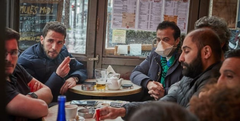 Посетители в парижском кафе/Фото: Kiran Ridley