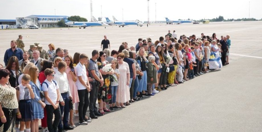 Родственники ждут освобожденных украинцев / Фото: УП