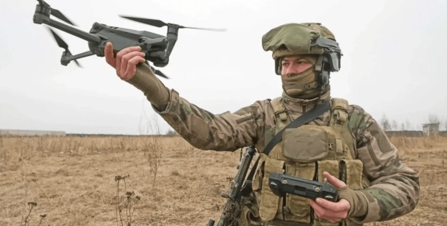 FPV-дрон и оператор