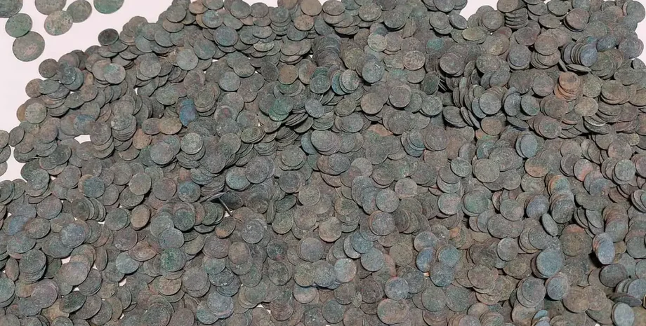 пошуковець розкопав 5000 монет