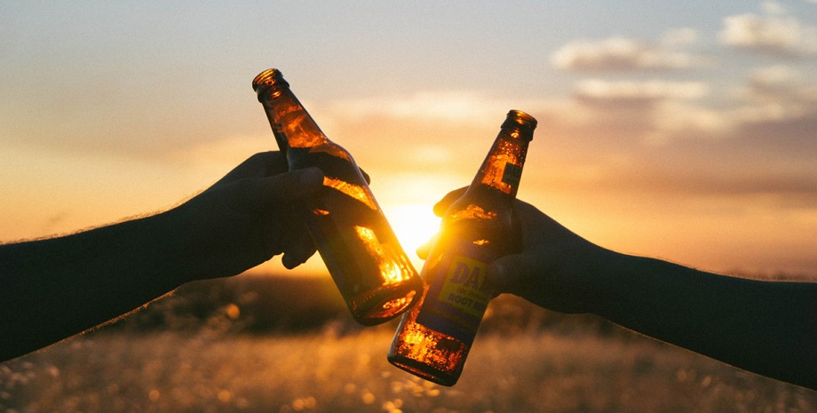 пиво, пити пиво, пляшки пива, пиво з другом, пиво на заході сонця