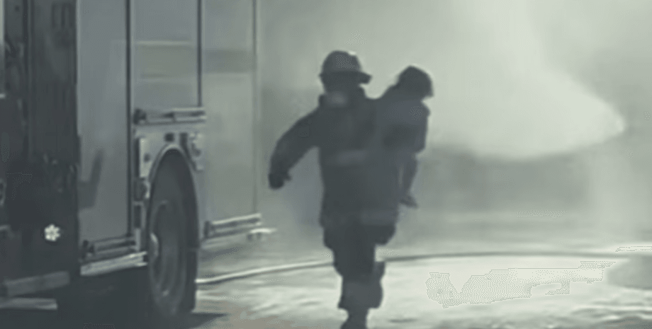 Пожежник, рятувальник, діти, пожежна машина, напали бджоли,