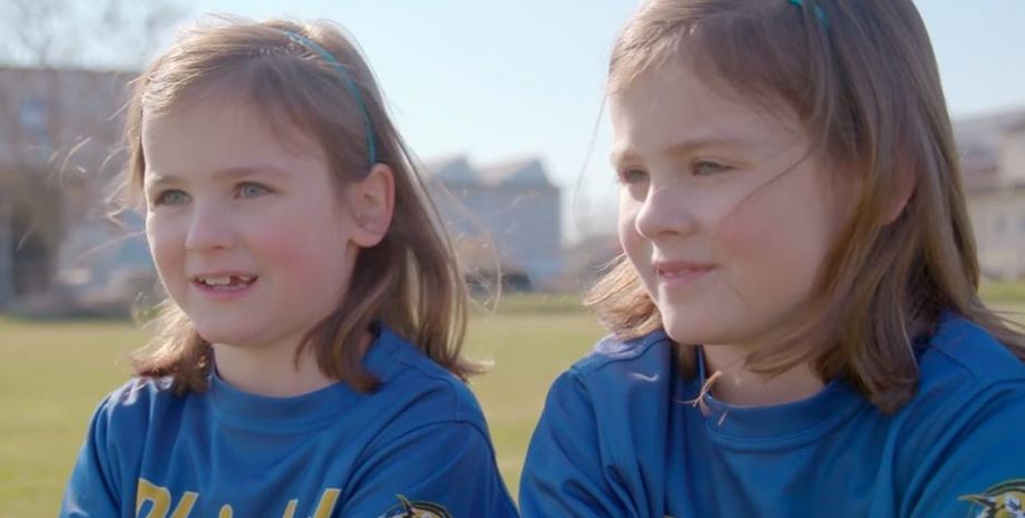 Сестри-близнючки зі Швейцарії Наемі та Олена Штумп встановили два світових рекорди завдяки катанню на ковзанах