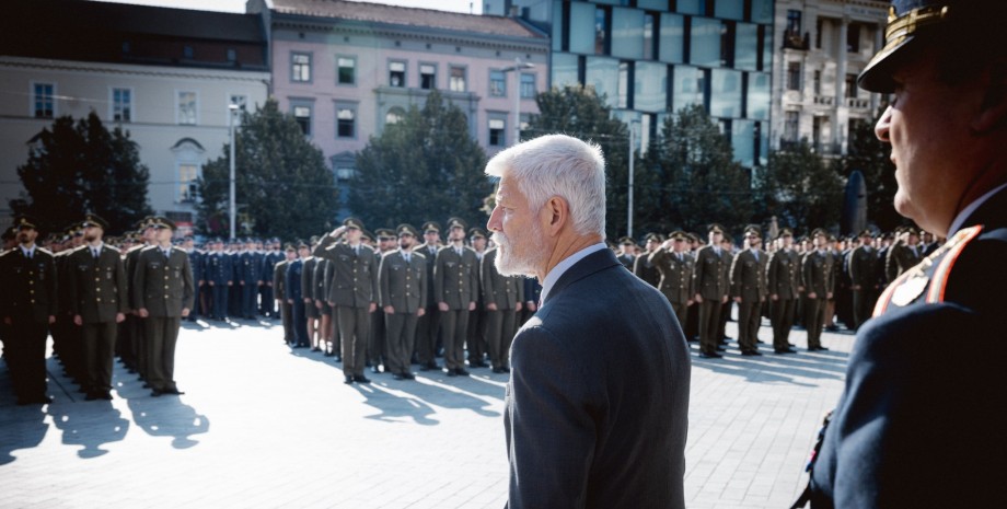 Petro Paul gab den Reihen der Streitkräfte der Ukraine Dutzende tschechischer Bü...