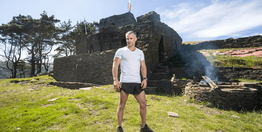 Мужчина построил замок в поле, ветеран войны, крепость, незаконное строительство, ПТСР, спор с горсоветом, снос замка