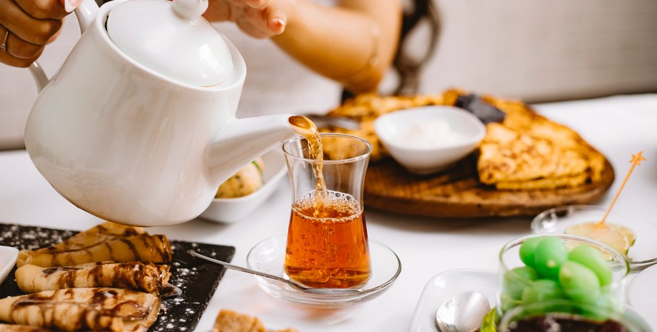 Девушка наливает чай в стакан