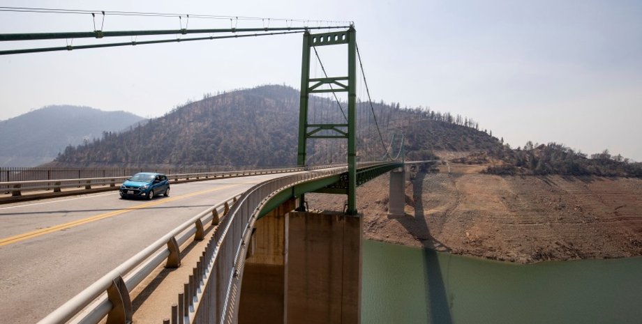 Округ Бют в Калифорний, мост над озером