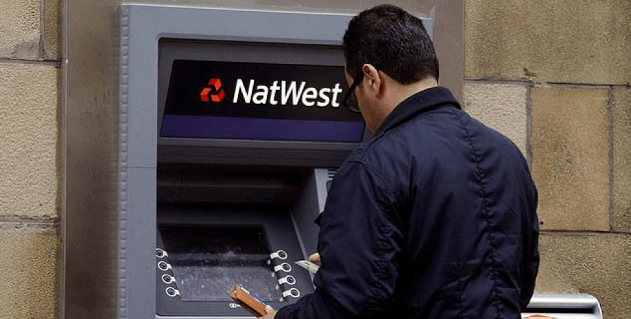 Банкомат, автомат для видачі грошей, збій у програмі, видавав більше грошей, помилка в програмі, великі черги, гроші, банк, NatWest