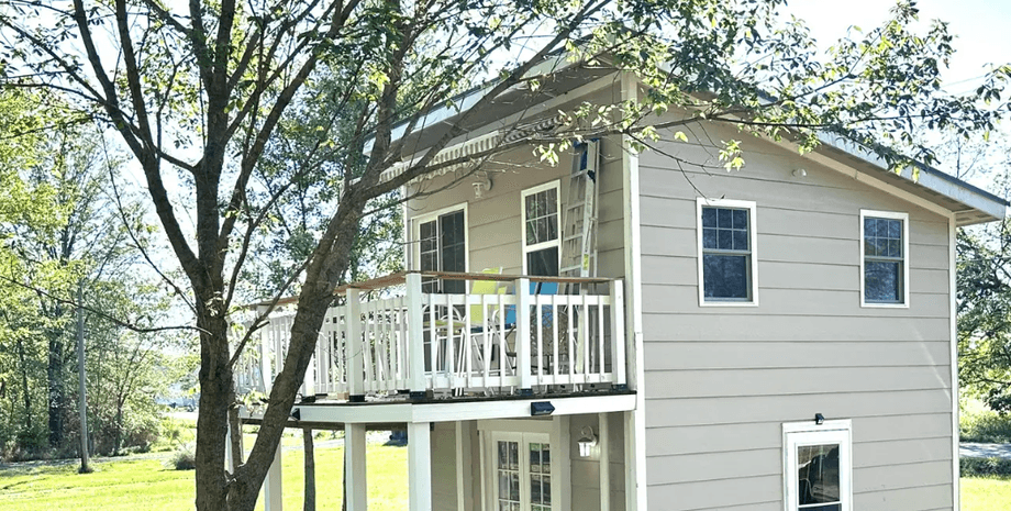 Мужчина собственноручно возводит дом