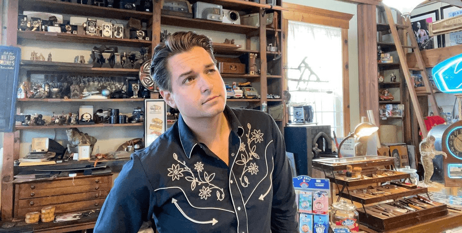 Торговець антикваріатом, купив будинок, барахольниця, аукціон, дорогоцінні речі, знайшов злитки срібла, коштовності, гроші