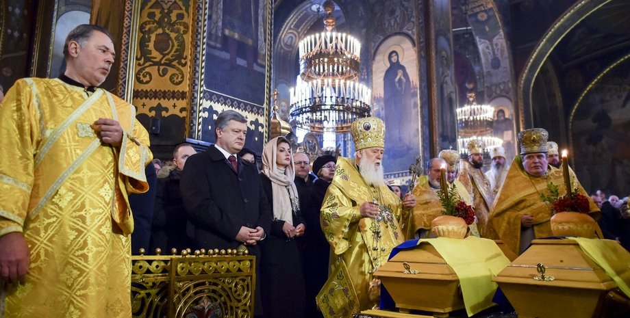 В Киеве перезахоронили останки поэта Александра Олеся и его жены