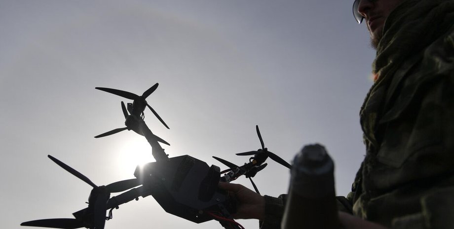 Військовий ЗС РФ тримає дрон