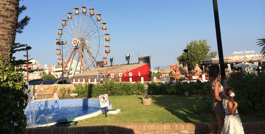 Заброшенный парк развлечений, парк аттракционов, американские горки, колесо обозрения, работа, сотрудники, замок ужаса,