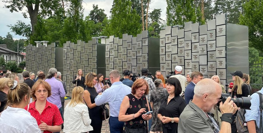 в буче открыли мемориал, новый мемориал в буче фото, памятник в буче фото, памятник погибшим буча, в буче открыли памятник фото