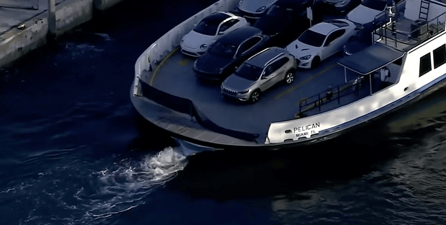 Автомобіль випав з порома, машина впала у воду, машина впала в море, лава зруйнувала будинок, нещасний випадок