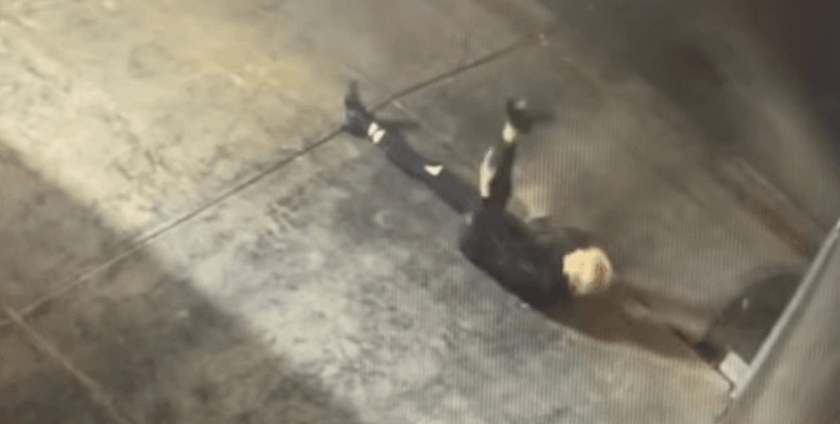 Грабительница занимается йогой, йога, сложные упражнения, растяжка, курьезы, йога на парковке, ограбление, пекарня, украла круассаны