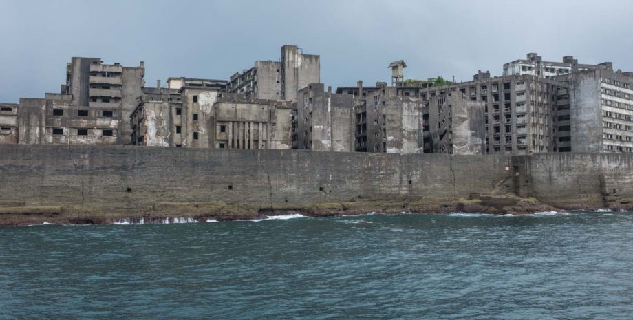 Острів Хасіма, покинутий острів у Японії Острів Хасіма, занедбаний острів у Японії, острів без зелені, спадщина ЮНЕСКО, улюблене місце туристів, шахтарське містечко, перетворився на руїни