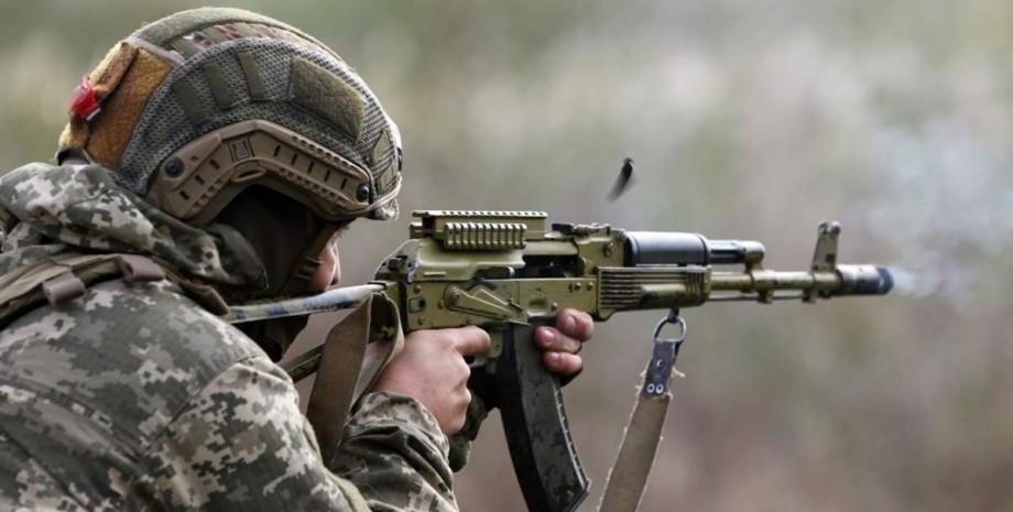 солдат с оружием, оружие всу, контрабанда оружия, контрабанда оружия из украины