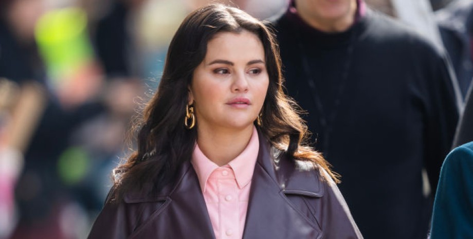 Селена Гомес Селена Гомес фото, пальто на весну, кожаный тренч, Селена Гомес фильмы, убийства в одном здании, Селена Гомес песни