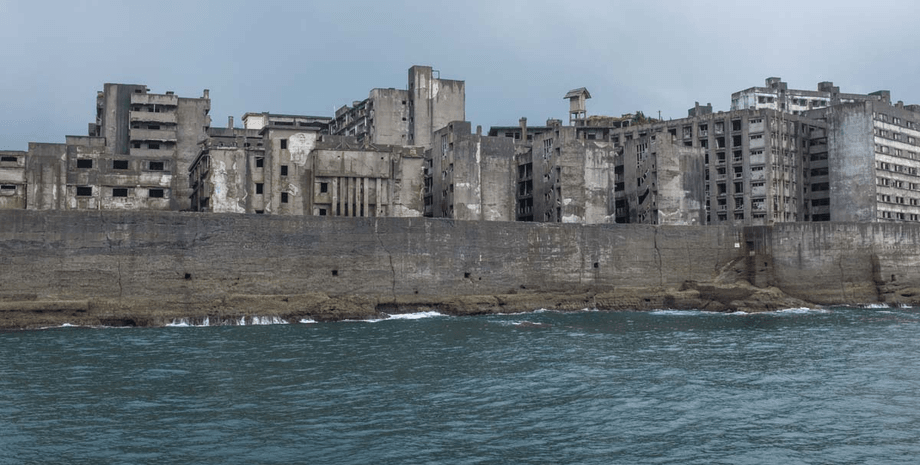 Остров Хасима, заброшенный остров в Японии, остров без зелени, наследие ЮНЕСКО, любимое место туристов, шахтерский городок, превратился в руины