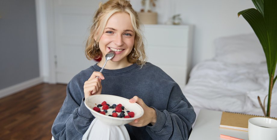 Девушка держит в руках тарелку с ягодами