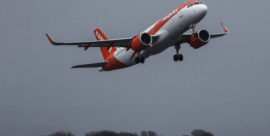 Самолет остался без пилота, пилот потерял сознание, пилот потерял сознание во время полета, паника среди пассажиров, экстренная посадка