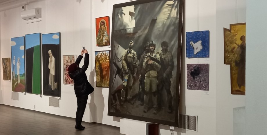 W sumie na wystawie „Ukraina od Trypolii do teraźniejszości” prezentuje się okoł...