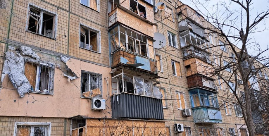 пошкодження будинку, вибиті шибки, пошкоджений фасад