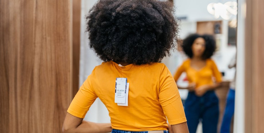 Жінка в примірювальній, скандал у торговому центрі, камера в роздягальні, помітила ввімкнену камеру в примірювальній,