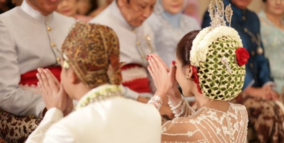 Свадьба в Индонезии, мужчина женился на подруге дочери, свадебная церемония, брак, семья, подруга детства, младше на 33 года,
