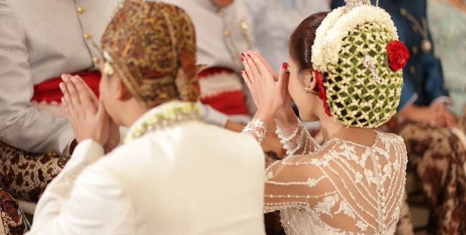 Свадьба в Индонезии, мужчина женился на подруге дочери, свадебная церемония, брак, семья, подруга детства, младше на 33 года,
