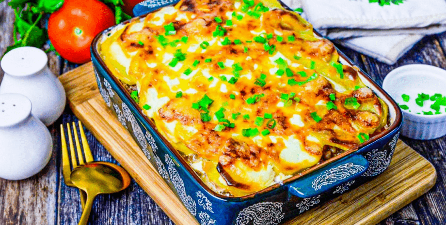 запеканка запеканка, ужин, еда, блюдо, столовые приборы, помидоры