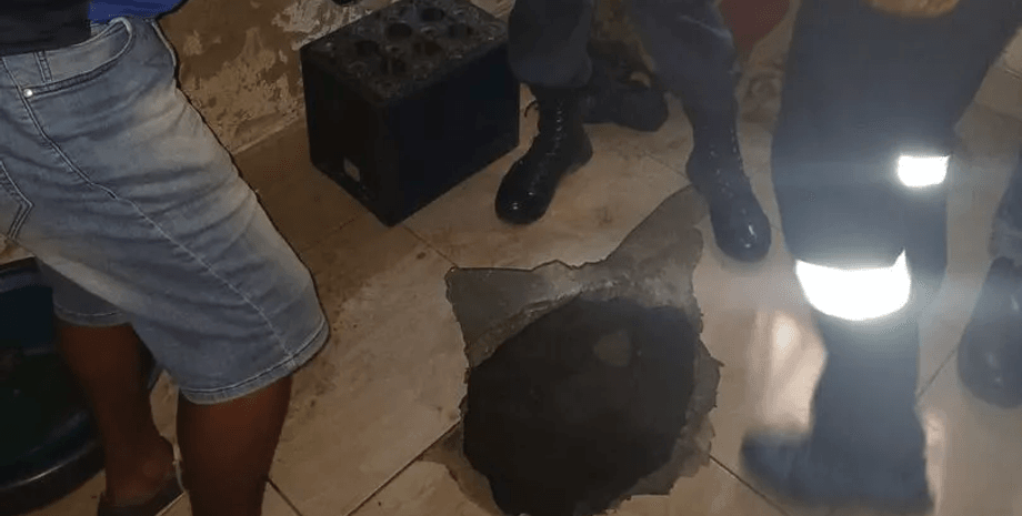 Туннель в спальне дома, шахта, платиновая шахта, незаконная добыча полезных ископаемых, туннель в доме, банда преступников