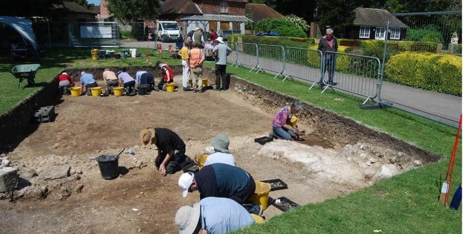 история, раскопки, археология, монастырь, исследование, средневековье, францисканский монастырь, парк, керамика, монеты