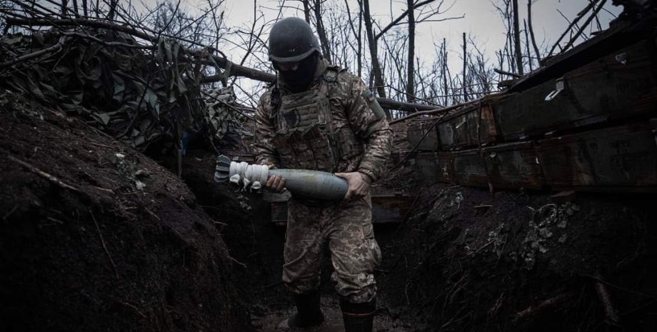 Боец ВСУ в окопе