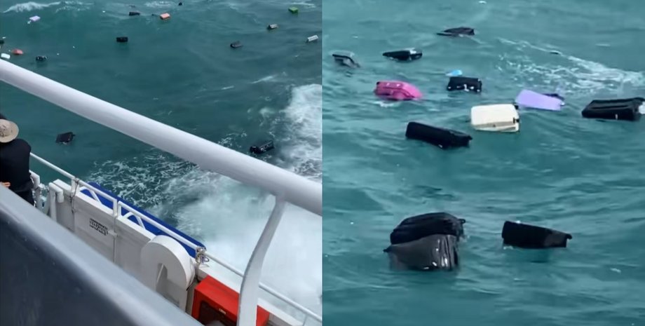 Чемоданы туристов плавают в море рядом с паромом после того, как их смыло волной с верхней палубы