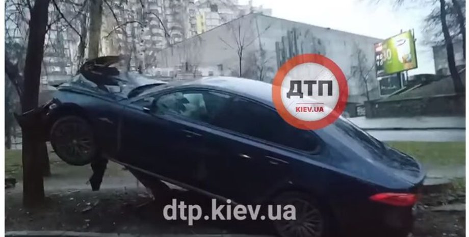 дтп, киев, столб, ягуар, скульптура