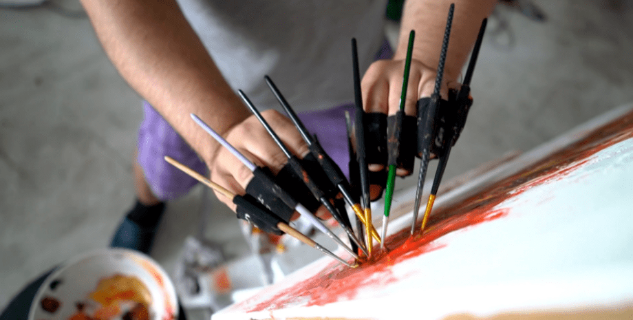 Техника рисования — художник рисует десятью кистями одновременно ...