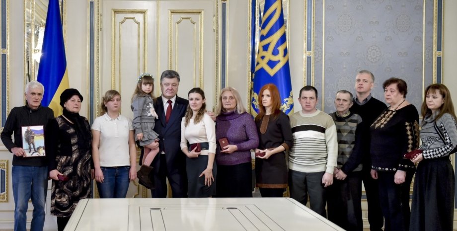 Президент посмертно наградил пятерых "киборгов" / Фото: пресс-служба президента Украины