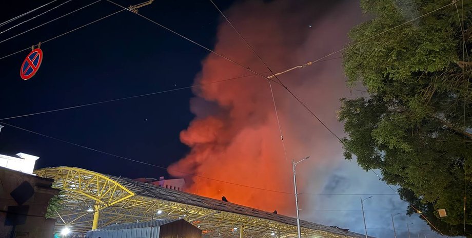 Пожежа на Привозі після нічної атаки по Одесі 24 липня