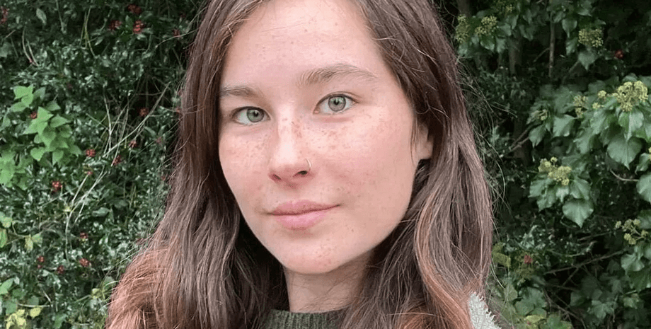 Дівчина рік не користувалася шампунем, здорове волосся, догляд за волоссям, натуральний догляд за волоссям, відмова від шампуню