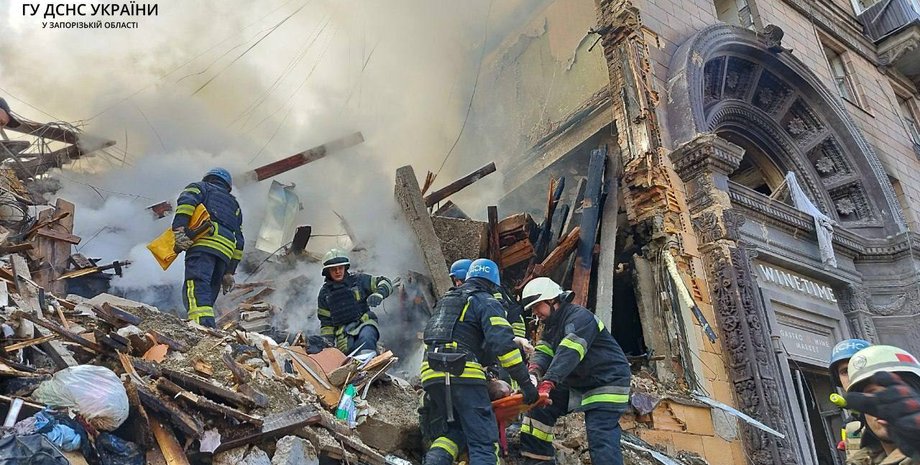 Обстрел Запорожья, Запорожье ракетный удар, спасатели в Запорожье, завалы после обстрелов в Запорожье