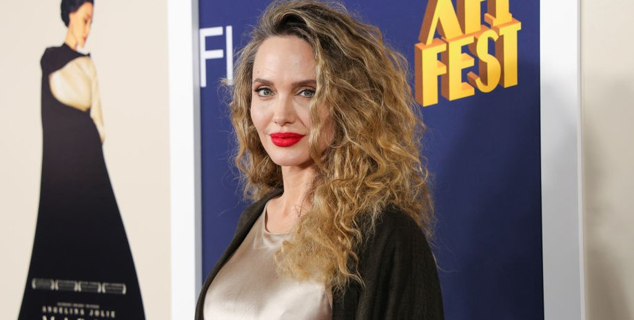 Анджелина Джоли