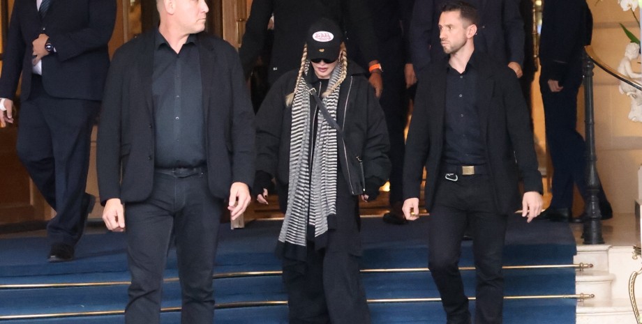 Мадонна, Мадонна стиль, Мадонна образи, темний осінній образ, турне мадонни, париж, трендові шарфи на осінь 2023